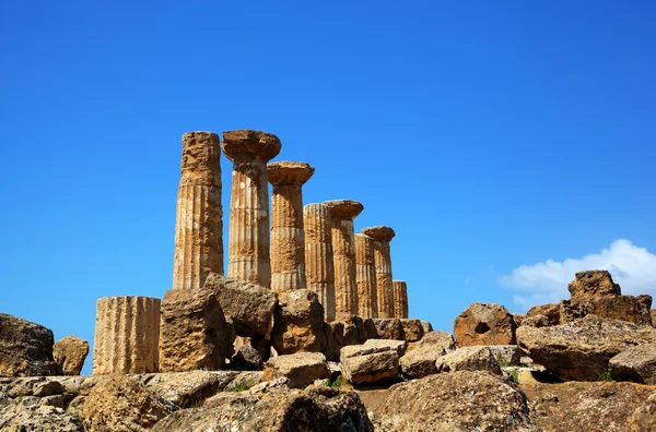 Dorian kolommen van de tempel van hercules (ercole tempel) in agridgento vallei. Sicilië, Italië — Stockfoto