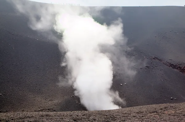 Fumaça na cratera Silvestri do vulcão Etna. Sicília, Itália — Fotografia de Stock