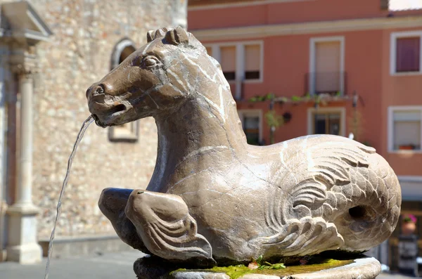 Häst fontän i taormina stora torget. Sicilien, Italien — Stockfoto