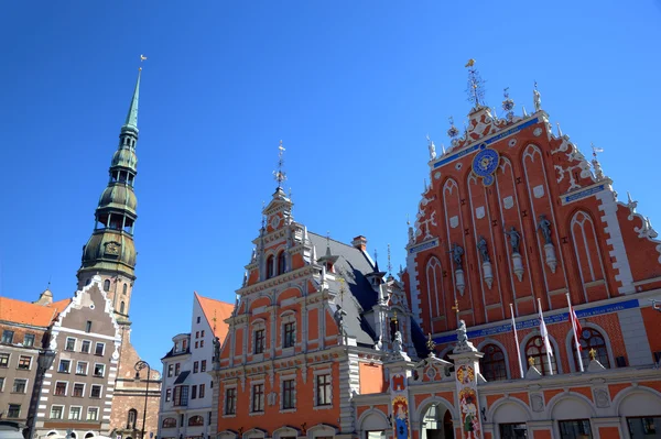 Dom Czarnogłowych i Kościół św. Riga, Łotwa — Zdjęcie stockowe
