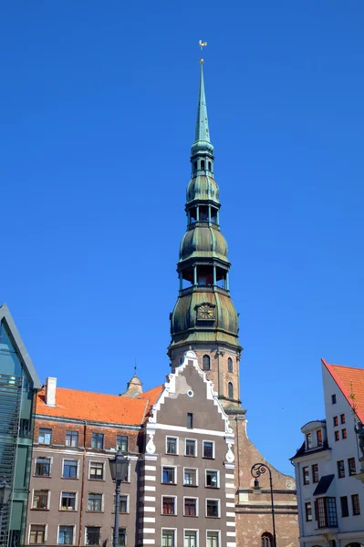 Old city and St. Peter 's Cathedral. Riga, Letonia —  Fotos de Stock