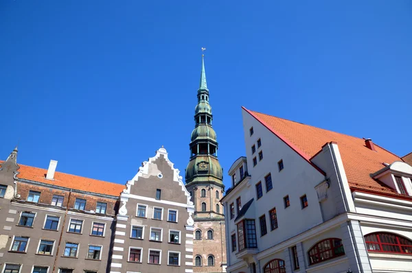 Oude stad en st. peter's kathedraal. Riga, Letland — Stockfoto