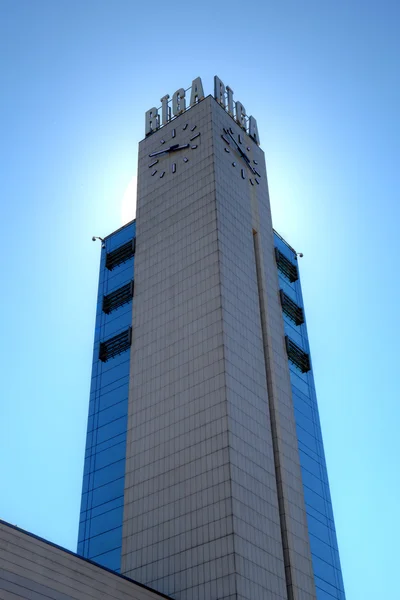 Torre de relógio da Estação Ferroviária de Riga. Riga, Letónia — Fotografia de Stock