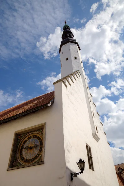 Kutsal Ruh Kilisesi ve eski saat. Tallinn, Estonya — Stok fotoğraf