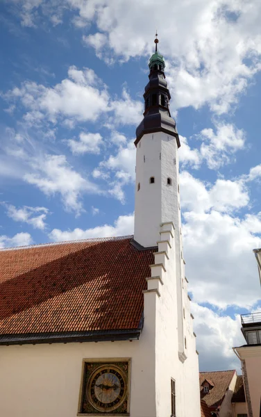 Kutsal Ruh Kilisesi ve eski saat. Tallinn, Estonya — Stok fotoğraf