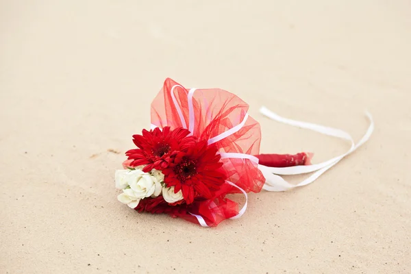 Fiori rossi e bianchi bouquet da sposa sulla sabbia in spiaggia — Foto Stock