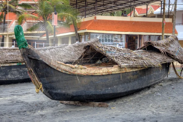 Barca da pesca sulla spiaggia di Kovalam. Kerala, India — Foto Stock