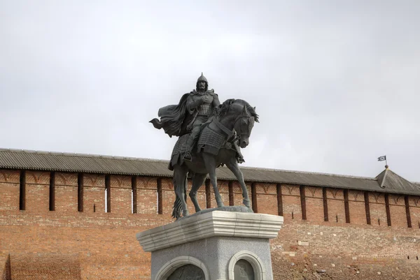 纪念碑的德米特里 · 顿斯科伊科洛姆纳克里姆林宫墙附近。俄罗斯 — 图库照片