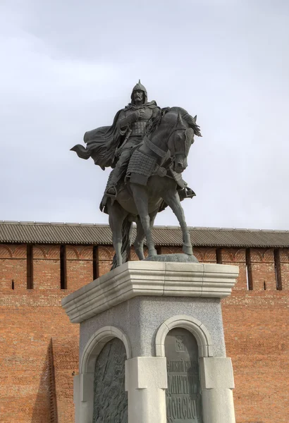 纪念碑的德米特里 · 顿斯科伊科洛姆纳克里姆林宫墙附近。俄罗斯 — 图库照片