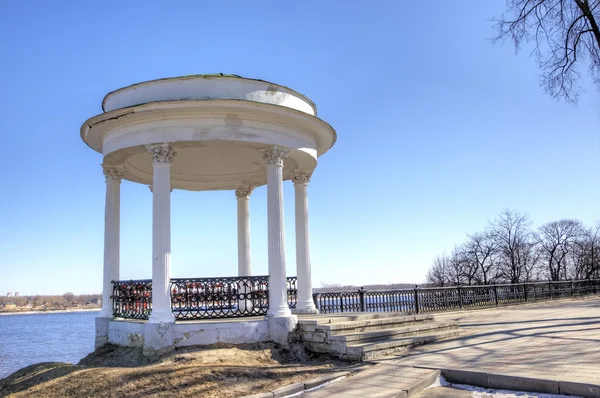 Rotunda no cais do rio Volga. Yaroslavl, Rússia — Fotografia de Stock