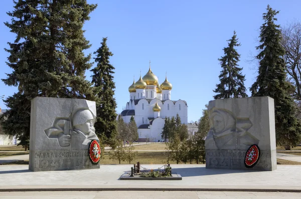 Пам'ятник загиблих солдатів і Успенський собор. Ярославль, Росія — стокове фото