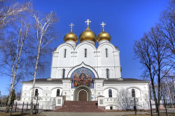 De kathedraal van de veronderstelling. Yaroslavl, Rusland — Stockfoto