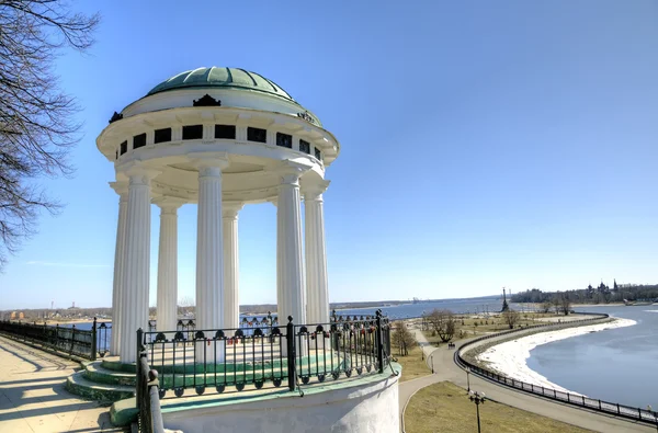 "Świątynia miłości "- Rotunda na nabrzeżu Wołgi i rzeki Korostel. Jarosław, Rosja — Zdjęcie stockowe