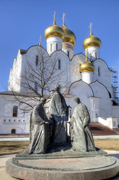 Trinity sculpture near Assumption Cathedral. Yaroslavl, Russia — Stock Photo, Image