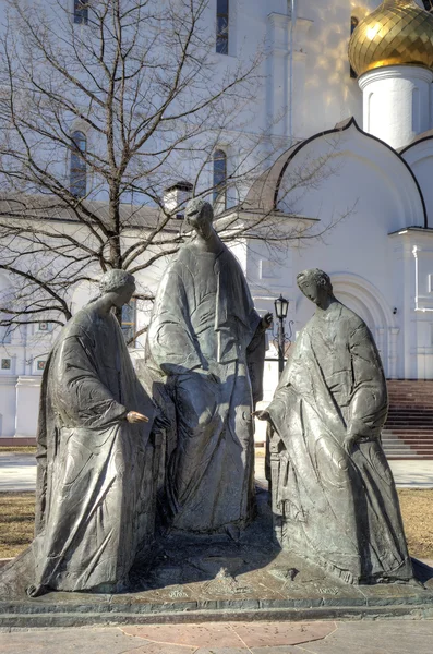 Скульптура Троицы возле Успенского собора. Ярославль, Россия — стоковое фото