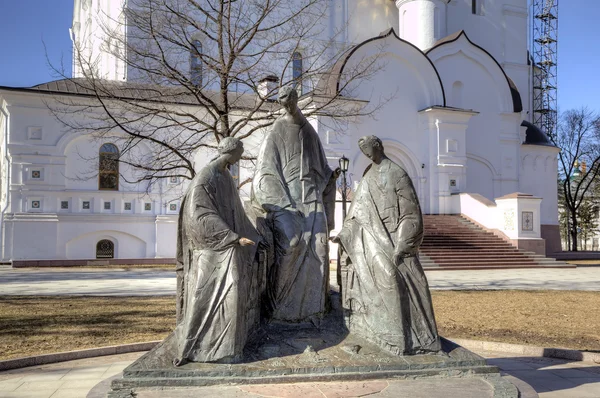 Dreifaltigkeitsskulptur in der Nähe der Marienkathedrale. Jaroslawl, Russland — Stockfoto