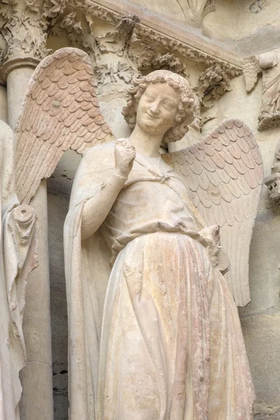 Un angelo sorridente. Cattedrale di Notre-Dame de Reims. Reims, Francia — Foto Stock