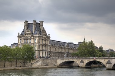 Seine iskele ve louvre Müzesi. Paris, Fransa