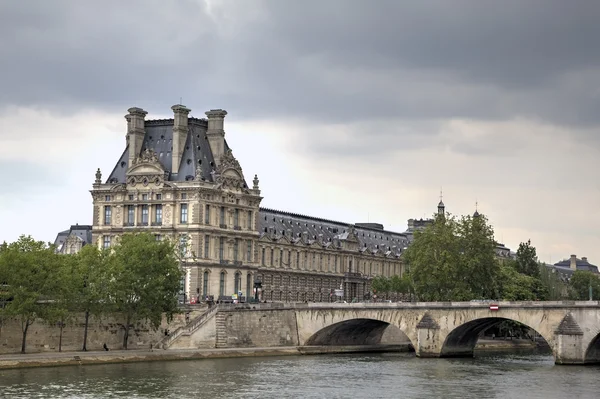 Seine quay e Museu do Louvre. Paris, França — Fotografia de Stock
