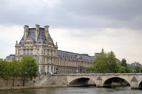 Nabrzeża Sekwany i Luwru. Paris, Francja — Zdjęcie stockowe