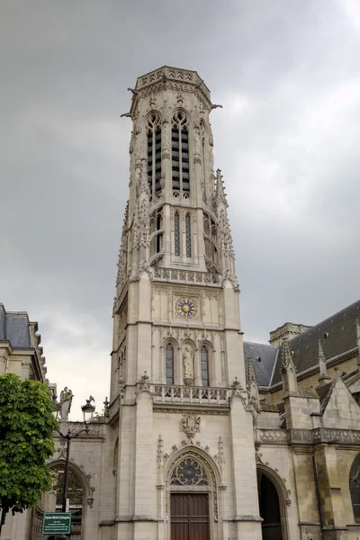 Igreja Saint Germain l 'Auxerrois perto do Museu do Louvre. Paris, França — Fotografia de Stock