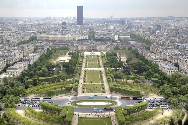 Uitzicht over Parijs vanaf de Eiffeltoren. Paris, Frankrijk — Stockfoto