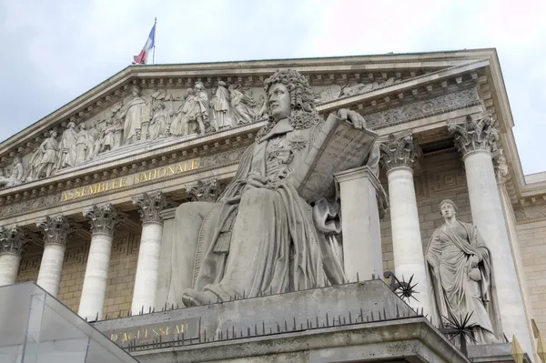 Pomnik w pobliżu Zgromadzenie Narodowe. Paris, Francja — Zdjęcie stockowe