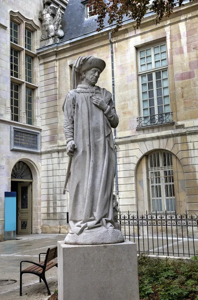 菲利普好 （菲利普 · 勒苯） 的公爵宫殿及屋苑的勃艮第的雕像。法国第戎市 — 图库照片