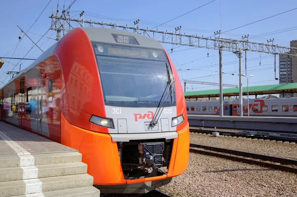 Speed electric train Siemens Desiro RUS "Lastochka" (Moscow - Nizhny Novgorod) at Kursky Railway Station. Moscow, Russia — Stock Photo, Image