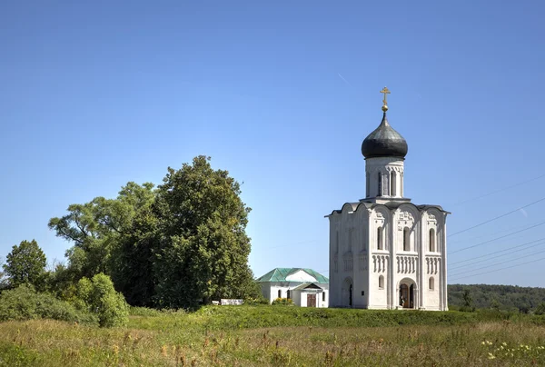 ネルリ河畔の教会。ボゴリュボヴォ、ウラジミール地域、ロシアのゴールデン リング — ストック写真