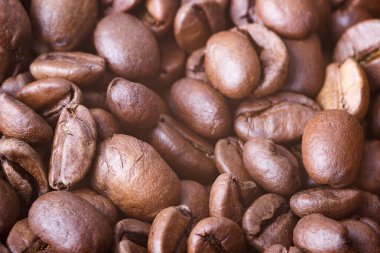 Kavrulmuş kahve çekirdekleri, yakın plan. Arkaplan.