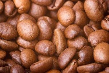 Kavrulmuş kahve çekirdekleri, yakın plan. Arkaplan.