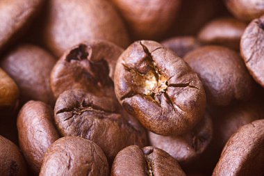 Kavrulmuş kahve çekirdekleri, yakın plan. Arkaplan.