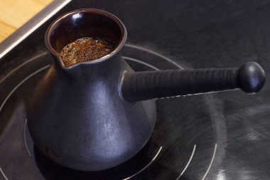 Elektrikli ocakta kahveli Karamik Türk