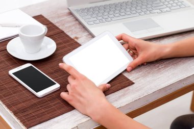 Kız yöneticinin ellerinde tablet bilgisayar - saf dokunmatik ekran