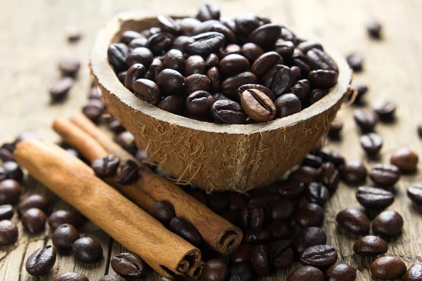 Kawa i cynamon na wzór drewniany stół — Zdjęcie stockowe