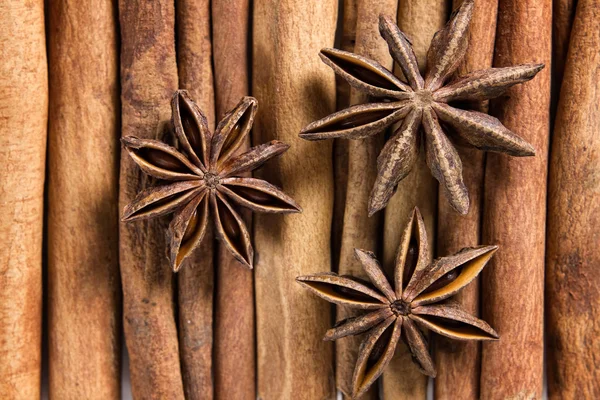 Canela e estrelas anis fundo — Fotografia de Stock