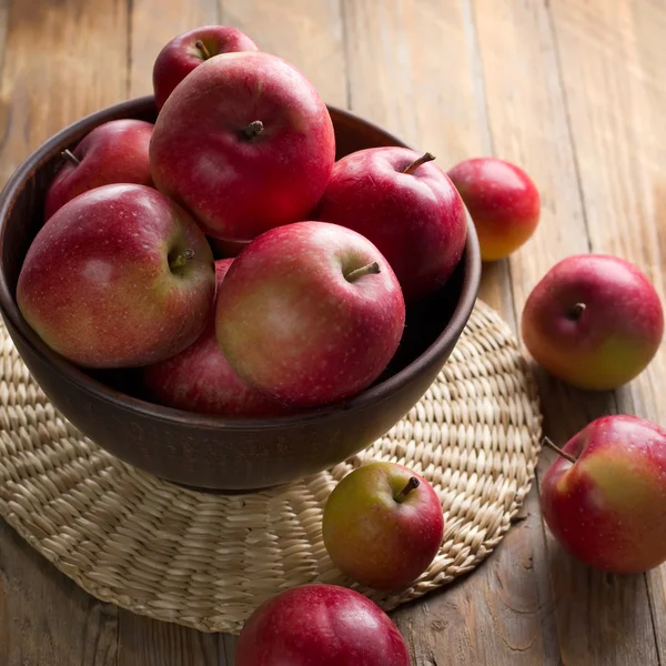 Apples on a rustic kitchen table at morning light — Stock Photo, Image