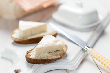 Kahvaltı için krem peynirli ekmek