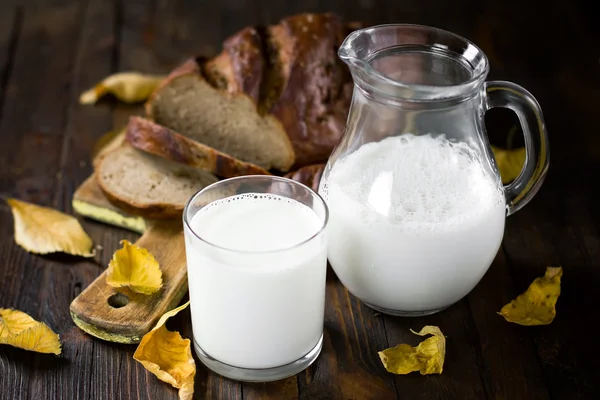 Milch und Brot — Stockfoto