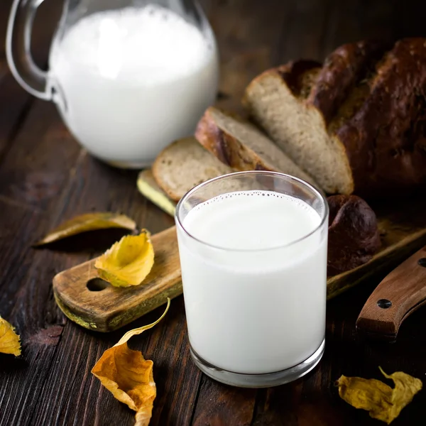 Milch und Brot — Stockfoto