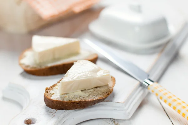 Fetta di pane con crema di formaggio a colazione — Foto Stock