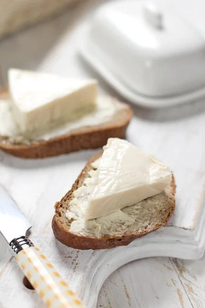 Rebanada de pan con queso crema para el desayuno — Foto de Stock