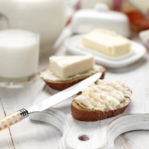 Scheibe Brot mit Frischkäse zum Frühstück — Stockfoto