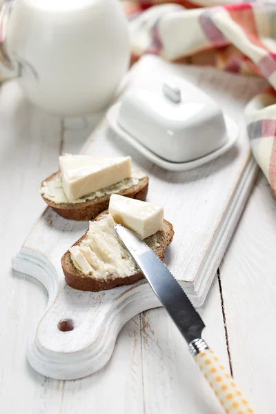 Kahvaltı için krem peynirli ekmek