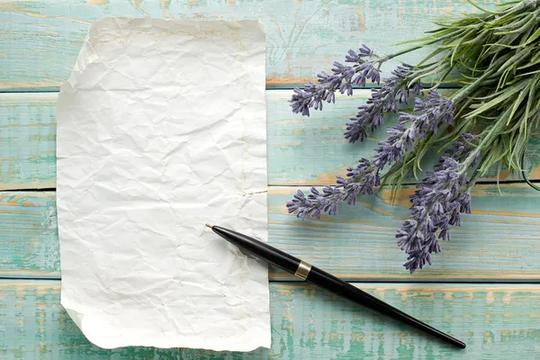 Flores em madeira vintage com branco — Fotografia de Stock