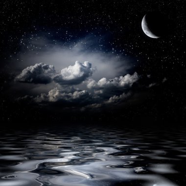 gece gökyüzü denizde yansıtan yıldız