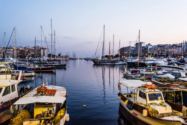 Piraeus marina haven in de nacht — Stockfoto