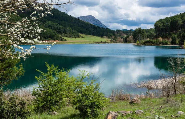 Blue Lake in the mountains — Stock Photo, Image