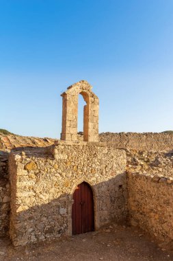Yunanistan 'ın Kythira adasındaki Venedik' in Palaiochora şatosunda eski bir kilise.
